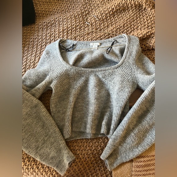 H&M Gray cropped Sweater - Picture 1 of 3